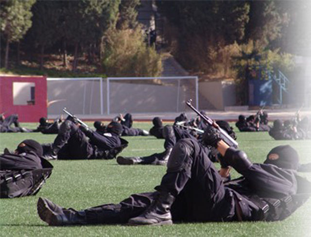 云南警官學院_同學們在訓練場上