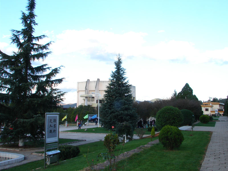 楚雄醫(yī)藥高等專科學(xué)校_校園風(fēng)光